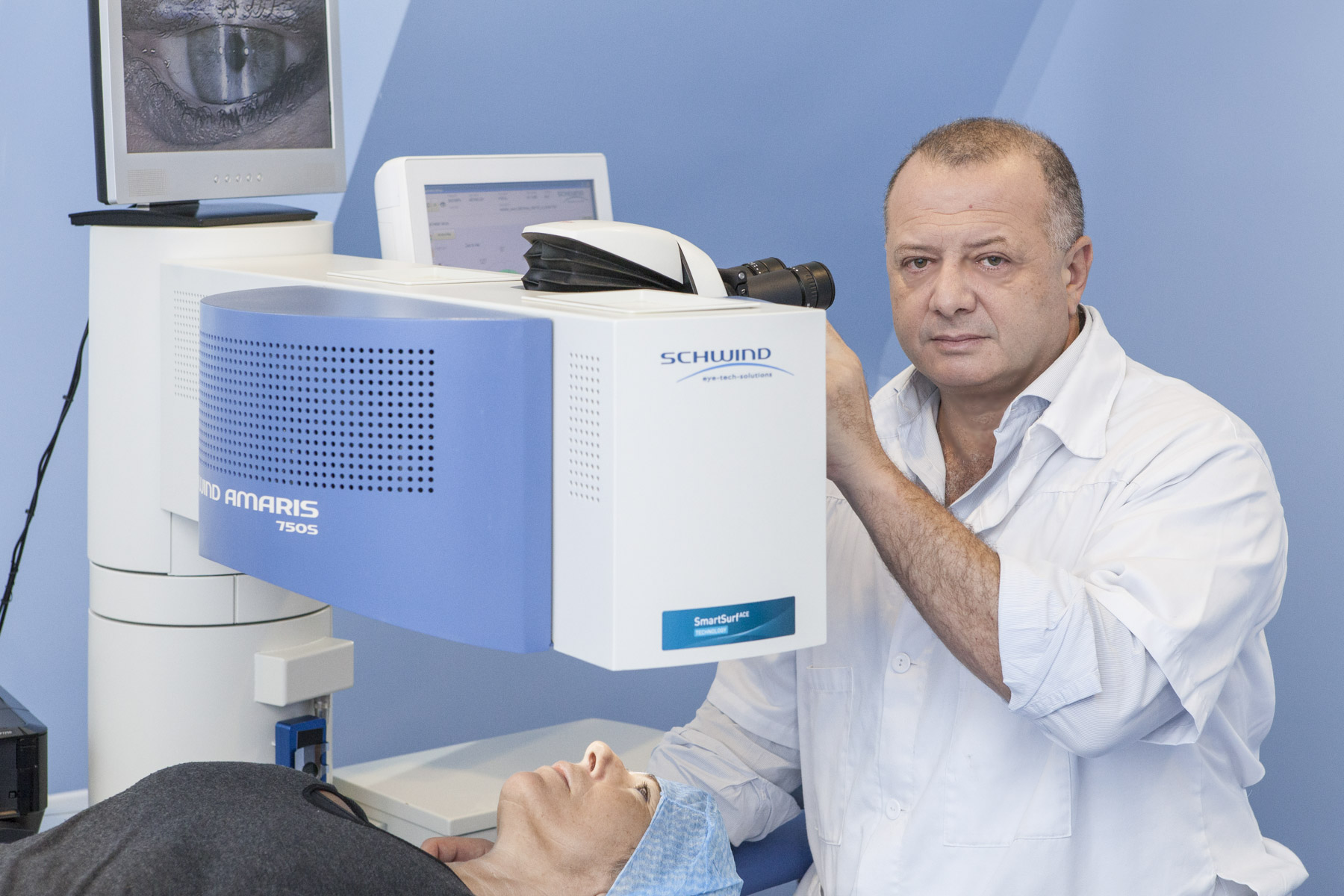 Chirurgien réalisant une intervention avec le laser SCHWIND AMARIS